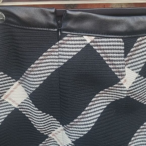 COPY - WHBL plaid skirt - Picture 5 of 7